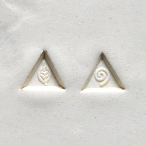 MKM Tools Sts5 Small Triangle Stamp - Leaf and Swirl